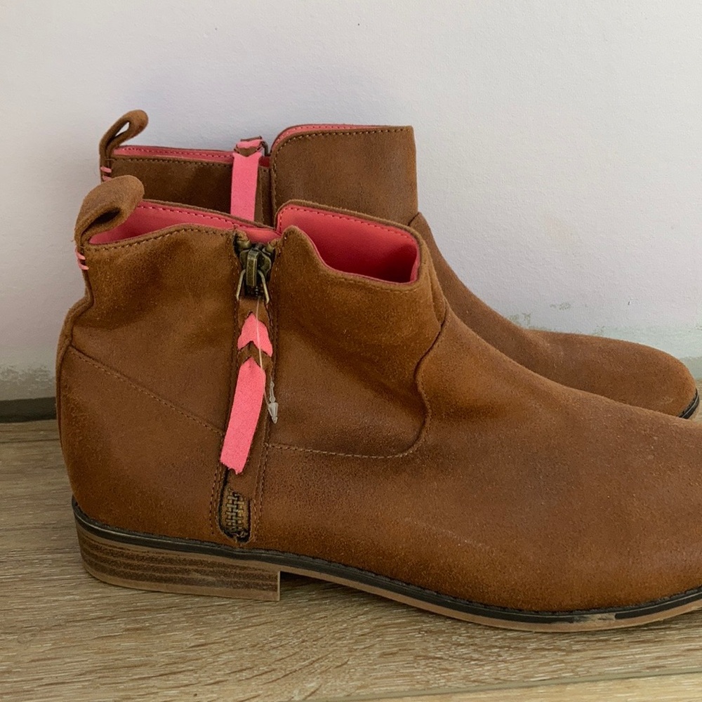 These are Cat& Jack mini boots . Colors are brown and pink .